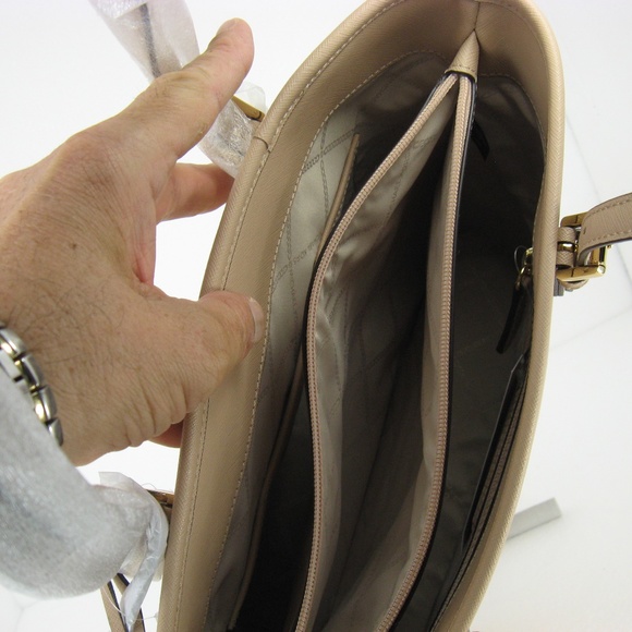 Michael Kors Jet Set Item MD PKT MF Tote 6896 - Picture 5 of 9